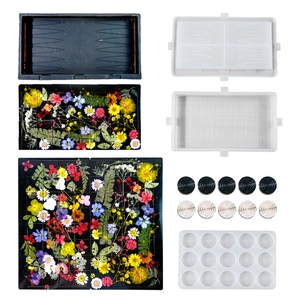 Vue détaillée du kit de moules en résine pour backgammon avec pièces et plateau fini