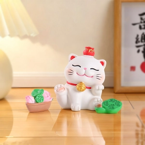 Gros plan détaillé d'un chat porte-bonheur blanc avec sac de fortune et clochette