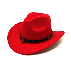 Détail d'un chapeau de cowboy en feutre rouge avec ruban en cuir noir et clous
