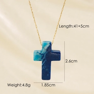 Collier avec pendentif croix en pierre bleue dimensions 2.6x1.85cm et longueur 41+5cm