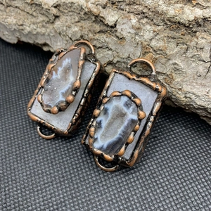 Conector vintage de bronce con geoda de ágata gris y detalle de borde con cuentas