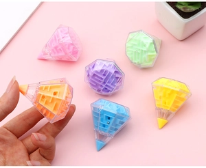 Vue détaillée de puzzles de labyrinthe colorés en forme de diamant avec billes d'acier
