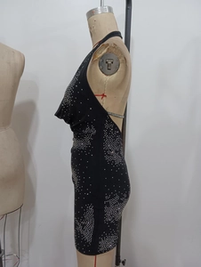 Nahaufnahme von schwarzem Bodycon-Kleid mit silbernen Strass-Wellenmustern und Neckholder