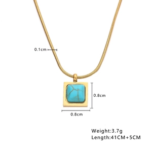 Vue détaillée du pendentif turquoise sur chaîne serpent dorée avec dimensions