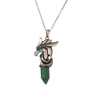 Pendente drago retrò con colonna di cristallo verde e dettaglio in pietra blu su catena