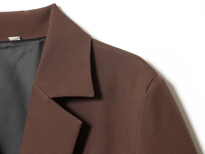 Détail du revers et de l'épaule de la robe blazer marron à manches longues ajustée