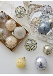 Dettaglio di palline di Natale da 8cm con glitter e filo dorato in confezione regalo