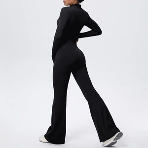 Vue arrière d'une combinaison de yoga noire à manches longues avec pantalon évasé