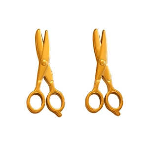 Gros plan de boucles d'oreilles créatives en forme de ciseaux dorés sur fond blanc