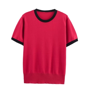 Gebreid dames-T-shirt met ronde hals en korte mouwen in rood met zwarte accenten