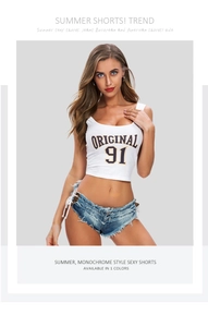 Dettaglio degli shorts in denim blu con bordi sfrangiati e stile estivo usurato