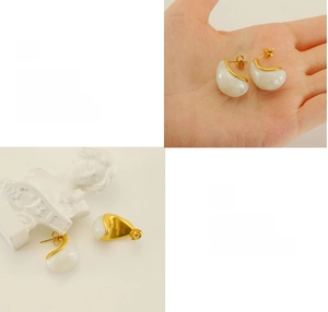Détail de boucle d'oreille en acier plaqué or 18k avec résine blanche et polissage miroir