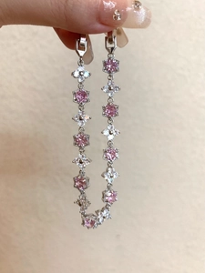 Vue détaillée d'un bracelet fleur en zircon et pierre hexagonale rose finition argent
