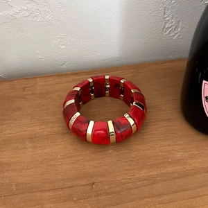 Vue détaillée du bracelet géométrique en résine rouge avec des accents en alliage doré