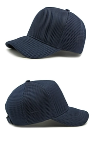 Detailansicht der dunkelblauen Mesh-Baseballkappe mit atmungsaktivem Stoff und Verschluss