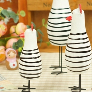 Set di 3 figurine di pollo in legno in stile nordico con strisce nere e gambe in ferro