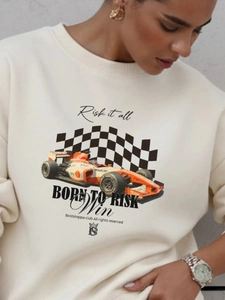 Dettaglio della grafica racing su una felpa beige a maniche lunghe in stile street