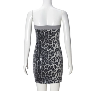 Détail de sequins léopard et bande élastique au dos sur une robe fourreau bustier