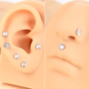 Clous labret en titane G23 avec texture radiale sur modèles d'oreille et de nez