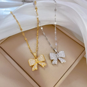 Colliers nœuds élégants en or et argent avec zircons blancs brillants sur soie