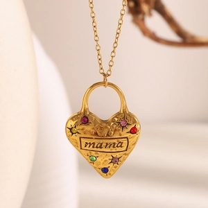 Dettaglio del ciondolo a cuore placcato oro 18K con pietre colorate e scritta mama