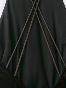 Détail des bretelles croisées dans le dos d'une robe moulante en velours texturé