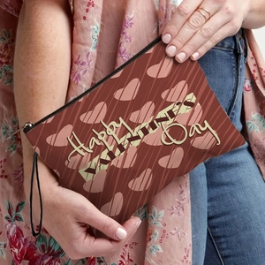 Borsa cosmetica a righe per San Valentino con cuori rossi e pratico cinturino da polso
