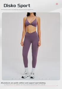 Dettaglio del set yoga viola con reggiseno sportivo a incrocio e leggings a V