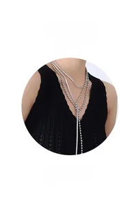 Détail d'un collier long argenté multicouche avec billes métalliques et chaînes en strass P307