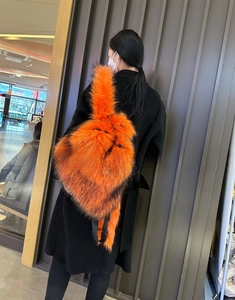 Detailansicht eines leuchtend orangefarbenen Rucksacks aus flauschigem Kunstpelz