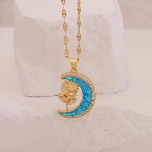 Collier lune dorée avec incrustation d'opale bleue et rose d'or sur pierre blanche