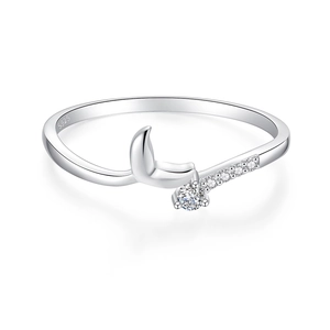 Bague queue de poisson en argent sterling S925 avec zircons sur fond blanc épuré