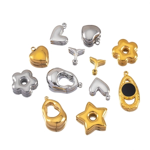 Détail de pendentifs en acier inoxydable en forme de cœur et fleur pour bijoux DIY