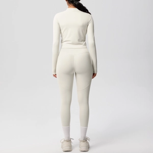 Détail d'un ensemble de yoga beige clair à manches longues, tissu élastique et galbant