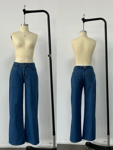 Vista frontale e posteriore dettagliata dei jeans blu a vita alta su un manichino