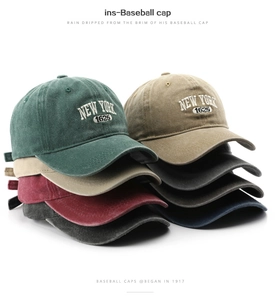 Detailansicht verschiedener Vintage-Baseballkappen mit New York 1625 Stickerei in Farben
