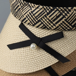 Visière en paille tressée avec nœud noir et perle élégante pour femmes