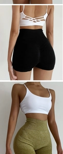 Détail du short de yoga taille haute effet push-up et brassière blanche à dos croisé