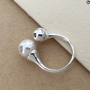 Makroaufnahme von verstellbarem S925 Sterlingsilberring mit zwei eleganten großen Perlen