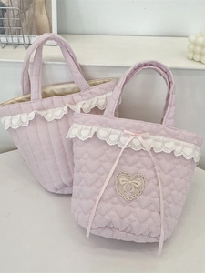 Secchiello trapuntato a righe rosa con bordo in pizzo e ricamo a forma di cuore