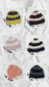 Detalle de seis gorros de rayas en piel sintética de visón en varios patrones de colores