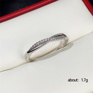 Detailansicht eines 1,7g silbernen Rings mit Zirkonia-Besatz in einer Schmuckschatulle
