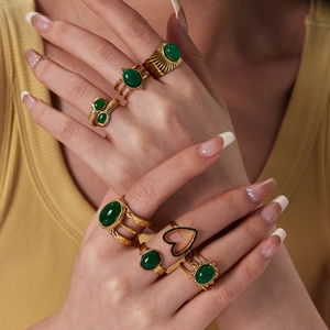 Set di anelli rétro placcati in oro con gemme verde scuro e motivi vintage decorati