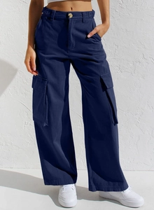 Detailansicht der großen Seitentaschen an der dunkelblauen Cargo-Jeans