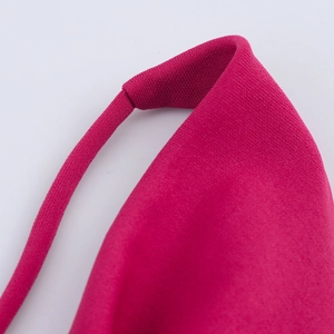 Dettaglio della spallina in raso rosso rosa e delle cuciture fini sull'abito da sera
