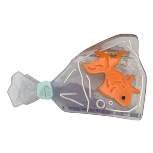 Pince à cheveux créative en acétate motif poisson rouge dans un sac d'eau
