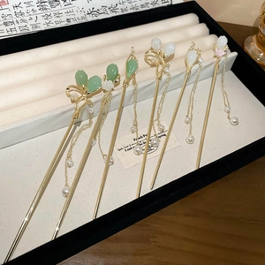 Détails de six épingles à cheveux chinoises dorées avec perles de jade et pompons