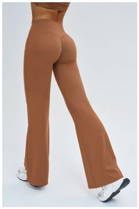 Vue arrière du pantalon de yoga évasé caramel taille haute avec couture fessière en V