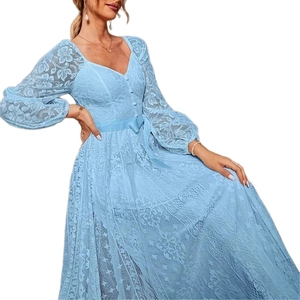 Détail de la robe en dentelle bleu clair montrant le col en V et le ruban à la taille