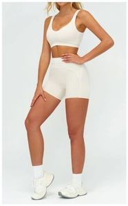 Vue latérale détaillée de l'ensemble de yoga beige avec brassière en U et short sculptant